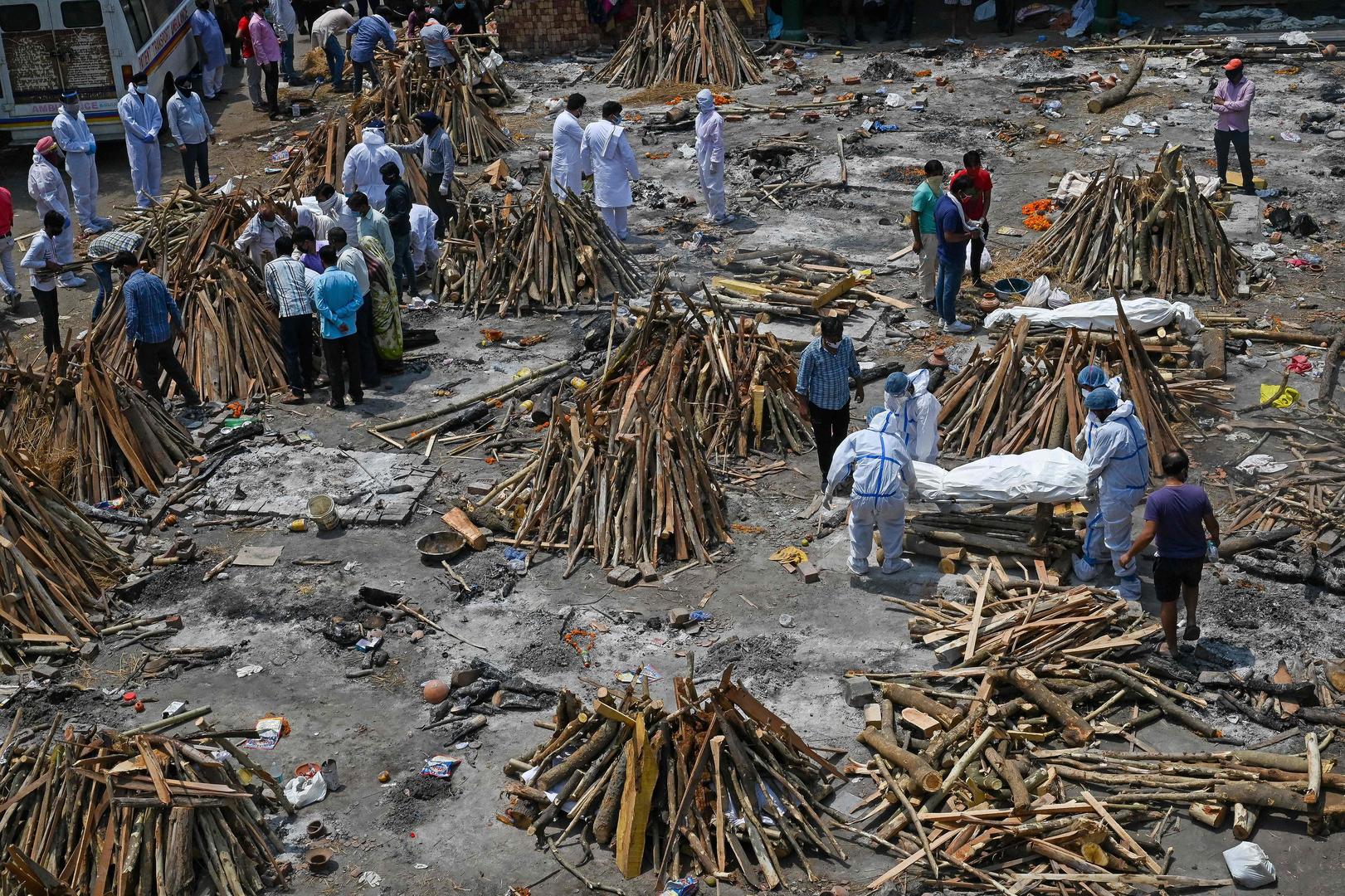 印度新德里，当地露天火化新冠死者
