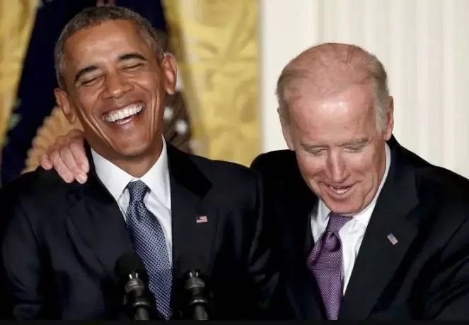 时任美国总统奥巴马发表讲话时与他的副手、副总统拜登互动